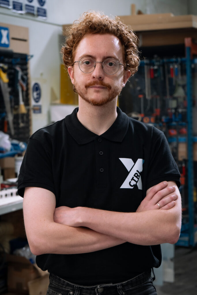 José Ignacio Rejas Fernández, Co-Director de CTRL X, con camiseta negra y brazos cruzados en un taller.